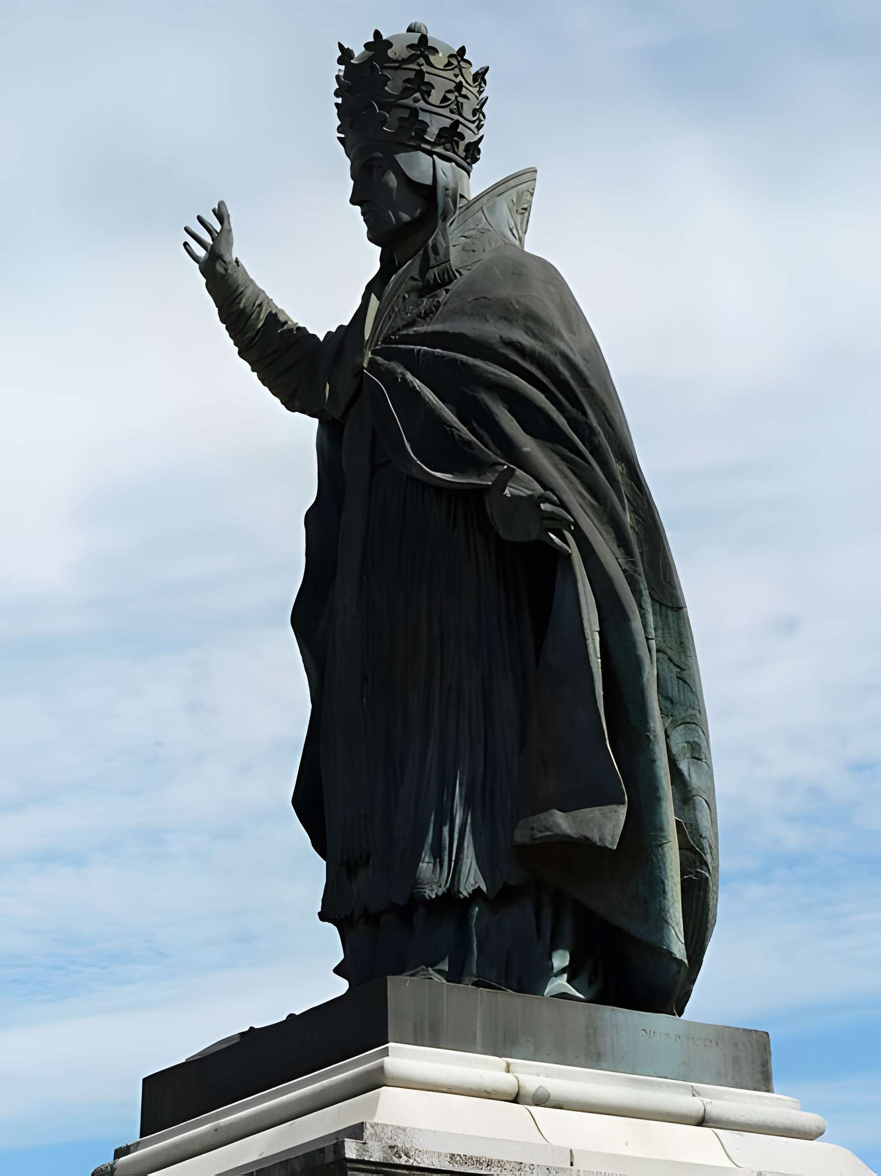 Statue du Pape Gerbert à Aurillac