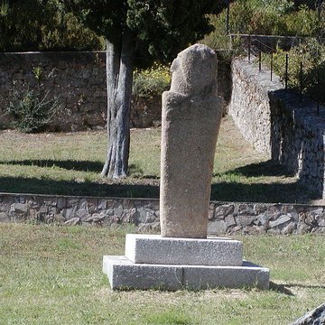 Figure antique dAppriciani rocher sculpté en forme de tête humaine