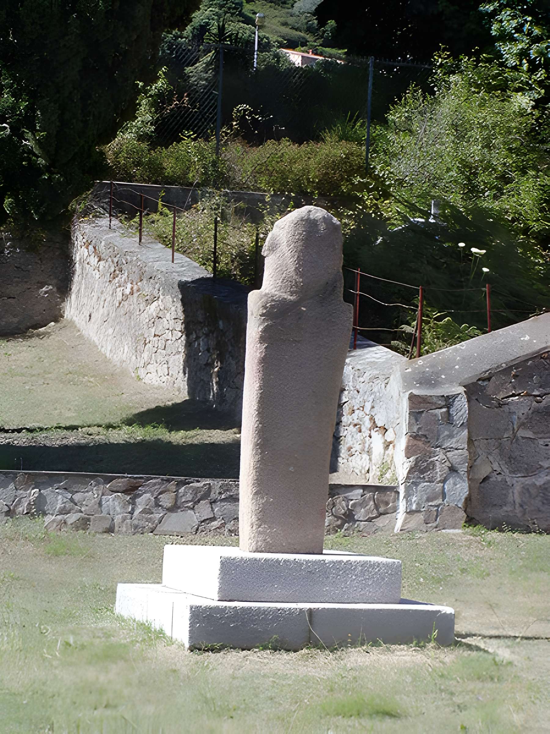 Figure antique d'Appriciani (rocher sculpté en forme de tête humaine)
