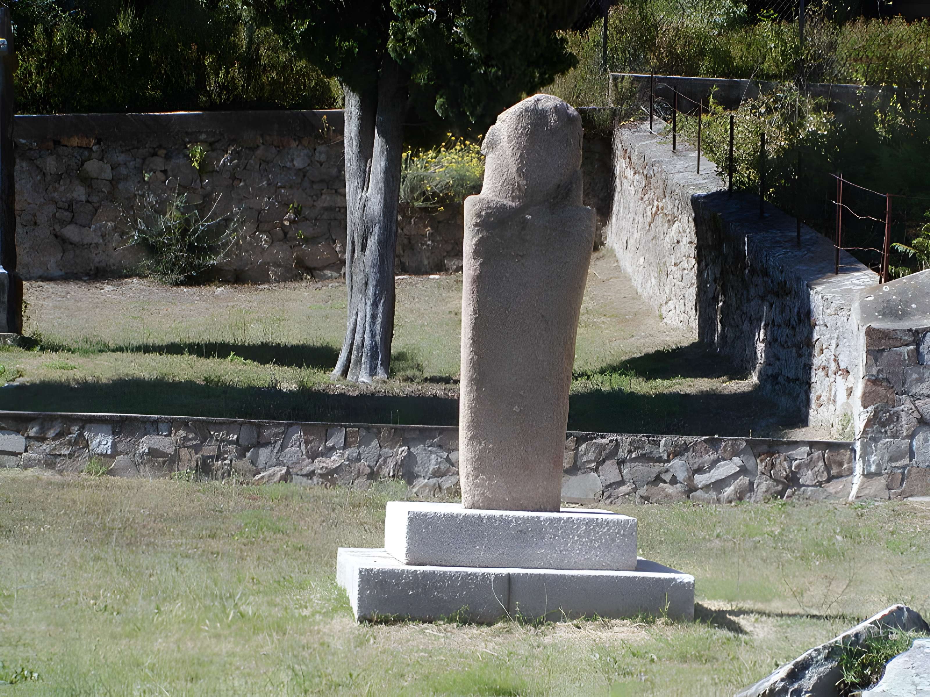 Figure antique d'Appriciani (rocher sculpté en forme de tête humaine)