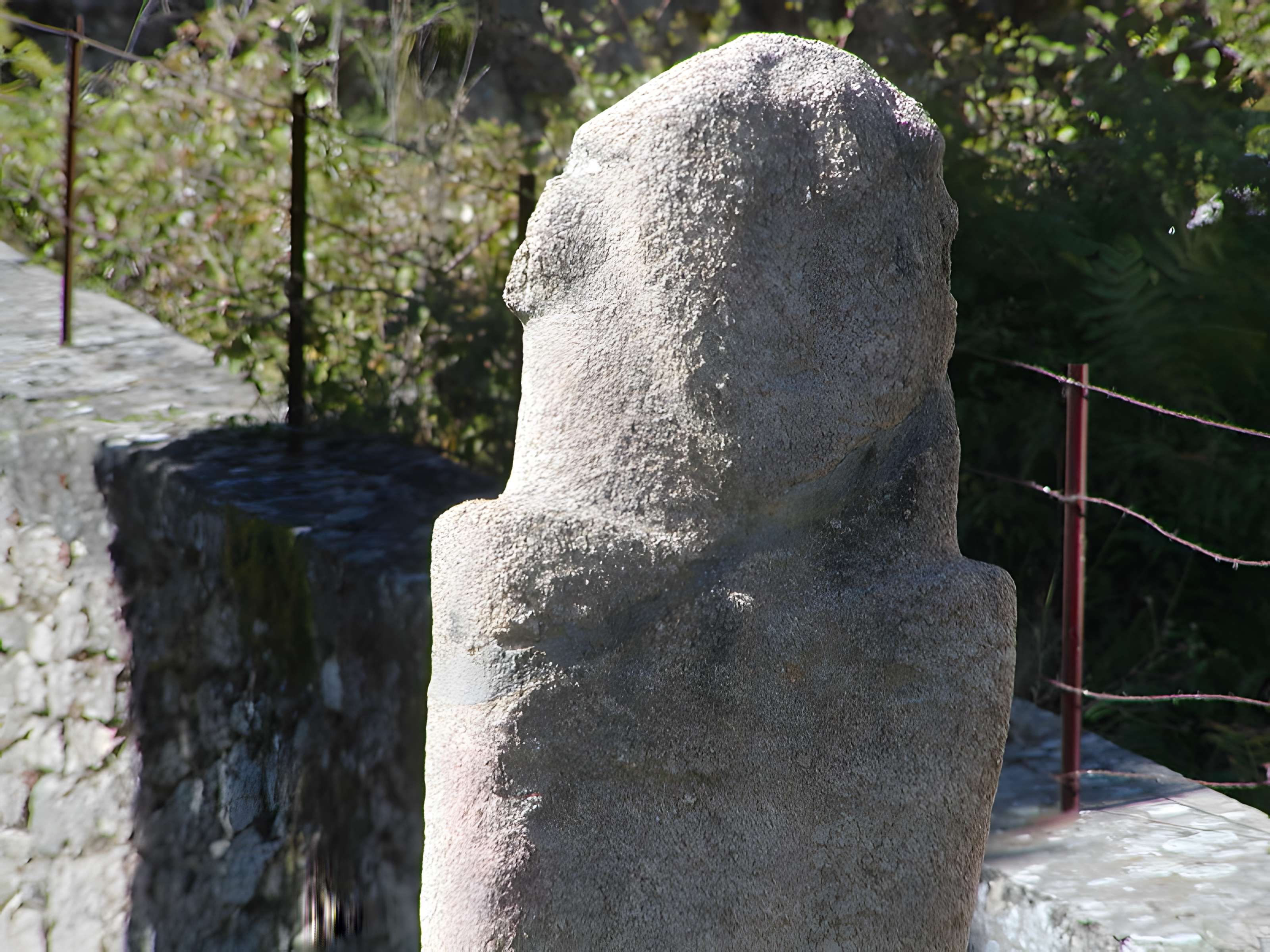 Figure antique d'Appriciani (rocher sculpté en forme de tête humaine)