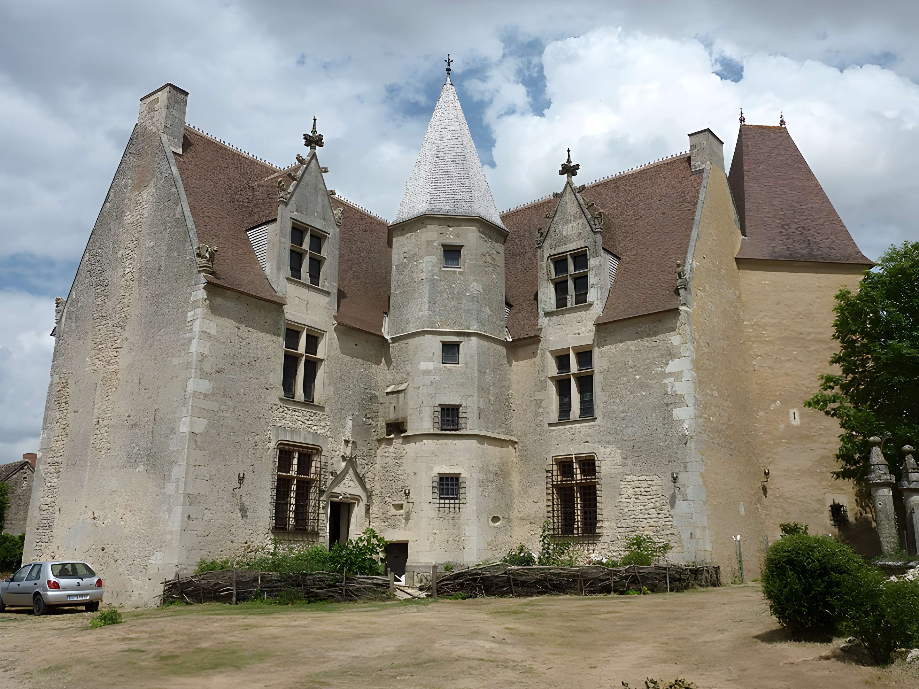 Logis de Moullins à Saint-Rémy-du-Val
