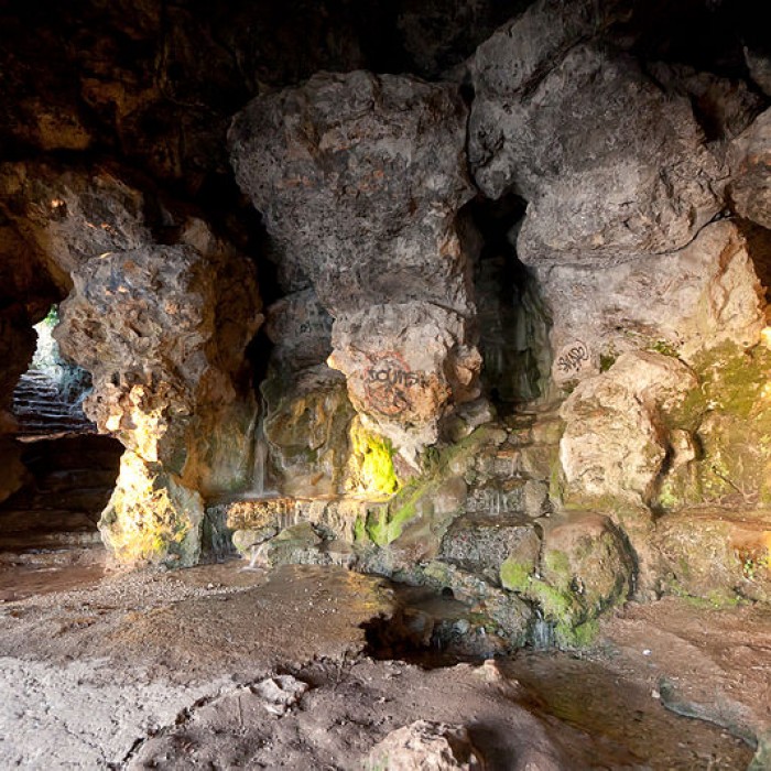 Photo de Terrasse et grotte de rocaille à Juvisy-sur-Orge