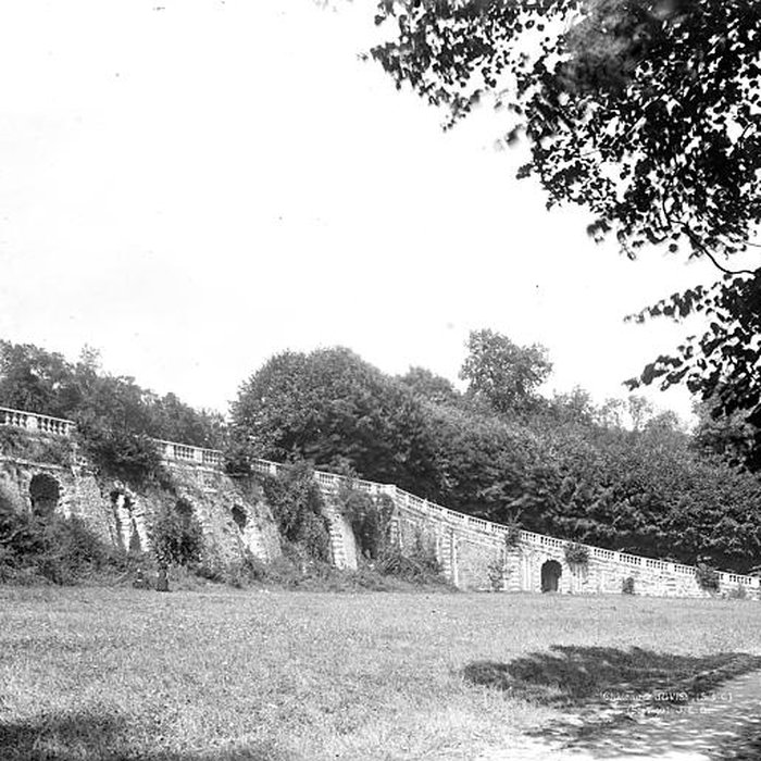 Photo de Terrasse et grotte de rocaille à Juvisy-sur-Orge