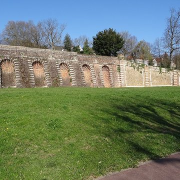 Terrasse et grotte de rocaille à Juvisy-sur-Orge