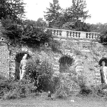 Terrasse et grotte de rocaille à Juvisy-sur-Orge
