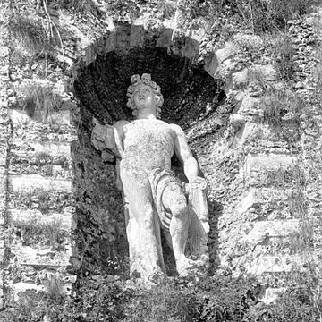 Terrasse et grotte de rocaille à Juvisy-sur-Orge