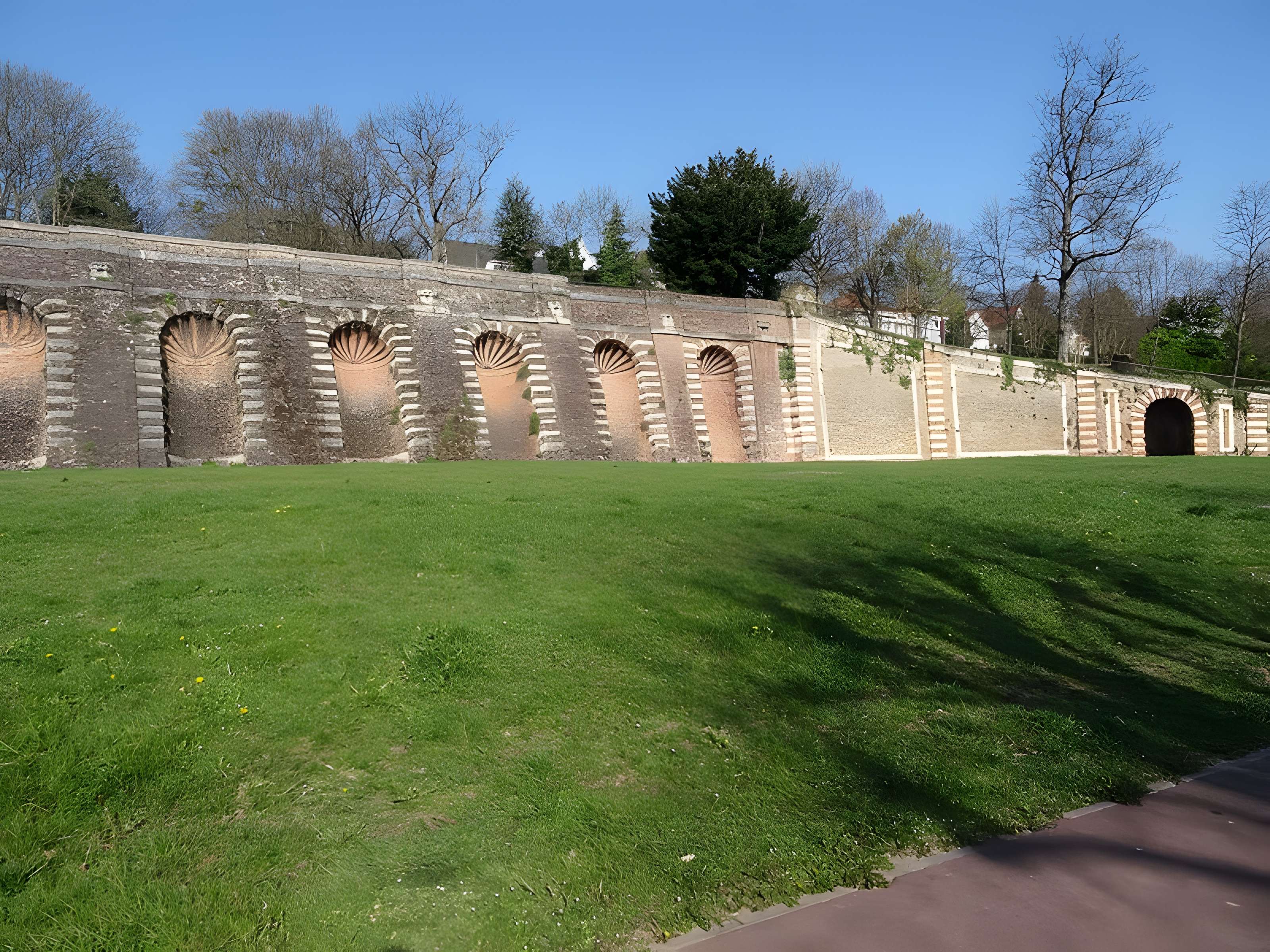 Terrasse et grotte de rocaille à Juvisy-sur-Orge