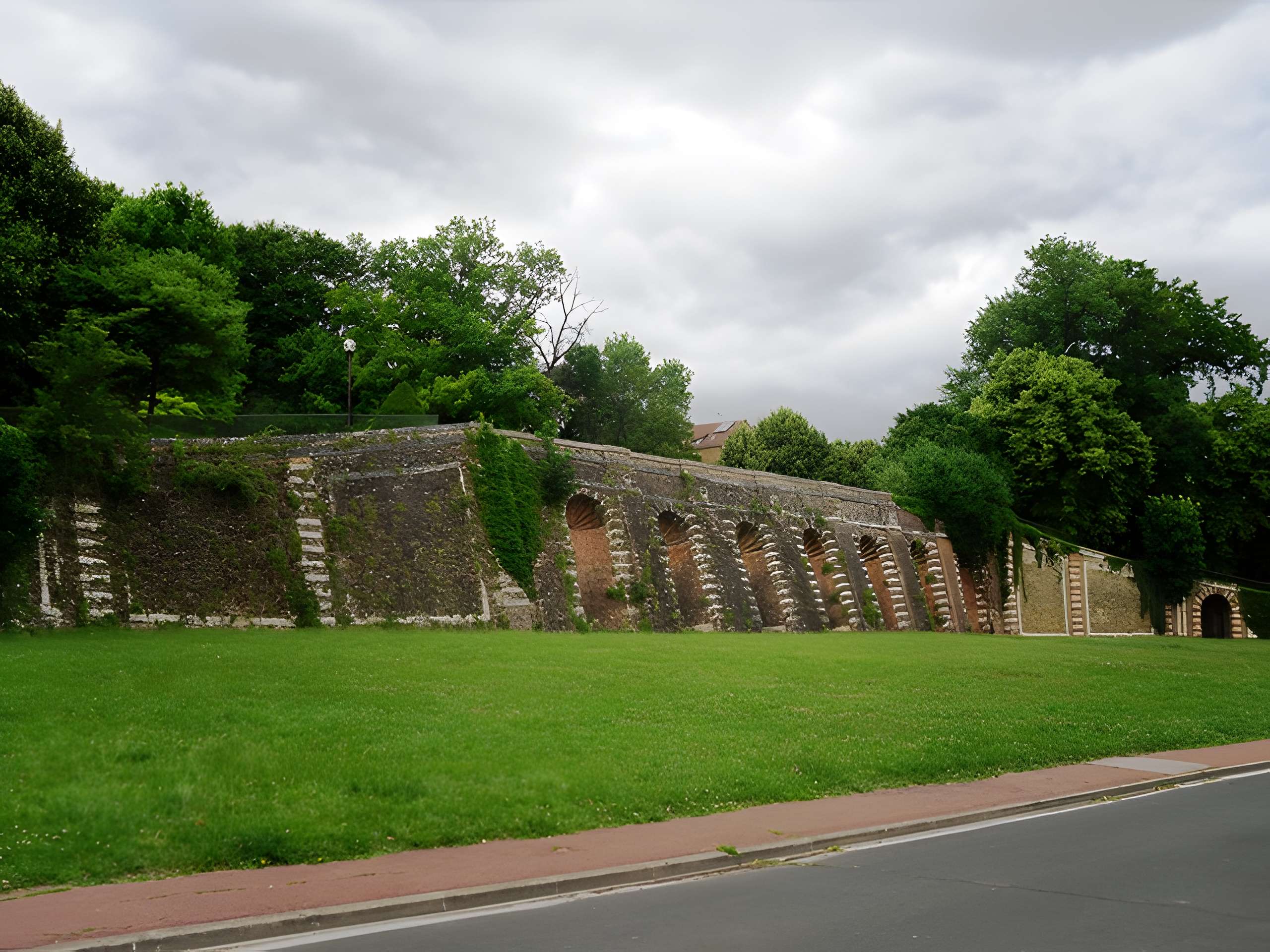Terrasse et grotte de rocaille à Juvisy-sur-Orge