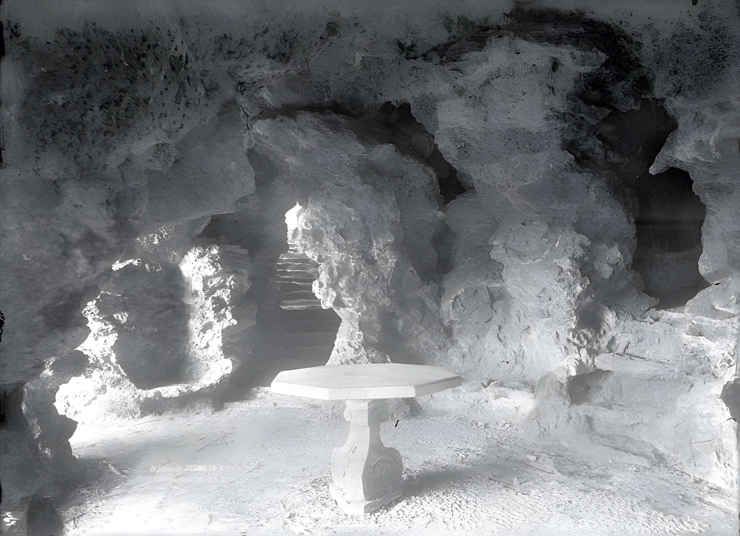 Terrasse et grotte de rocaille à Juvisy-sur-Orge