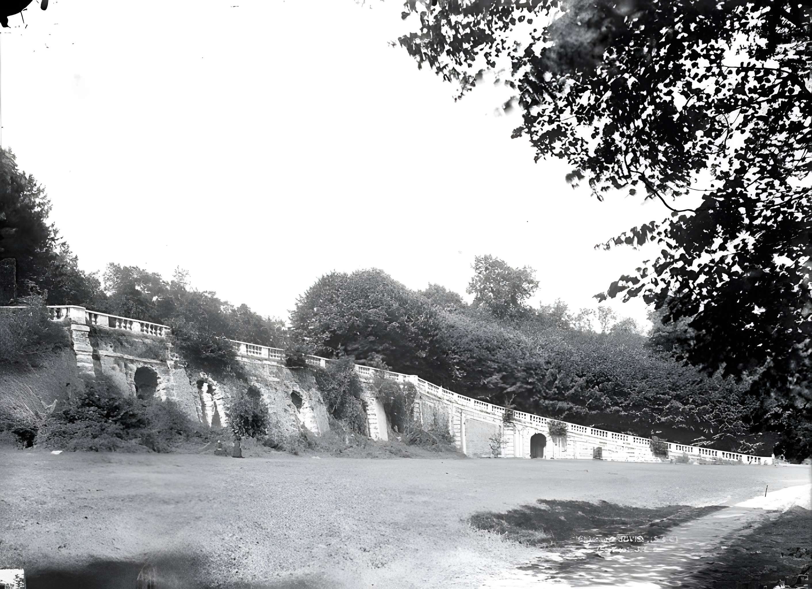 Terrasse et grotte de rocaille à Juvisy-sur-Orge