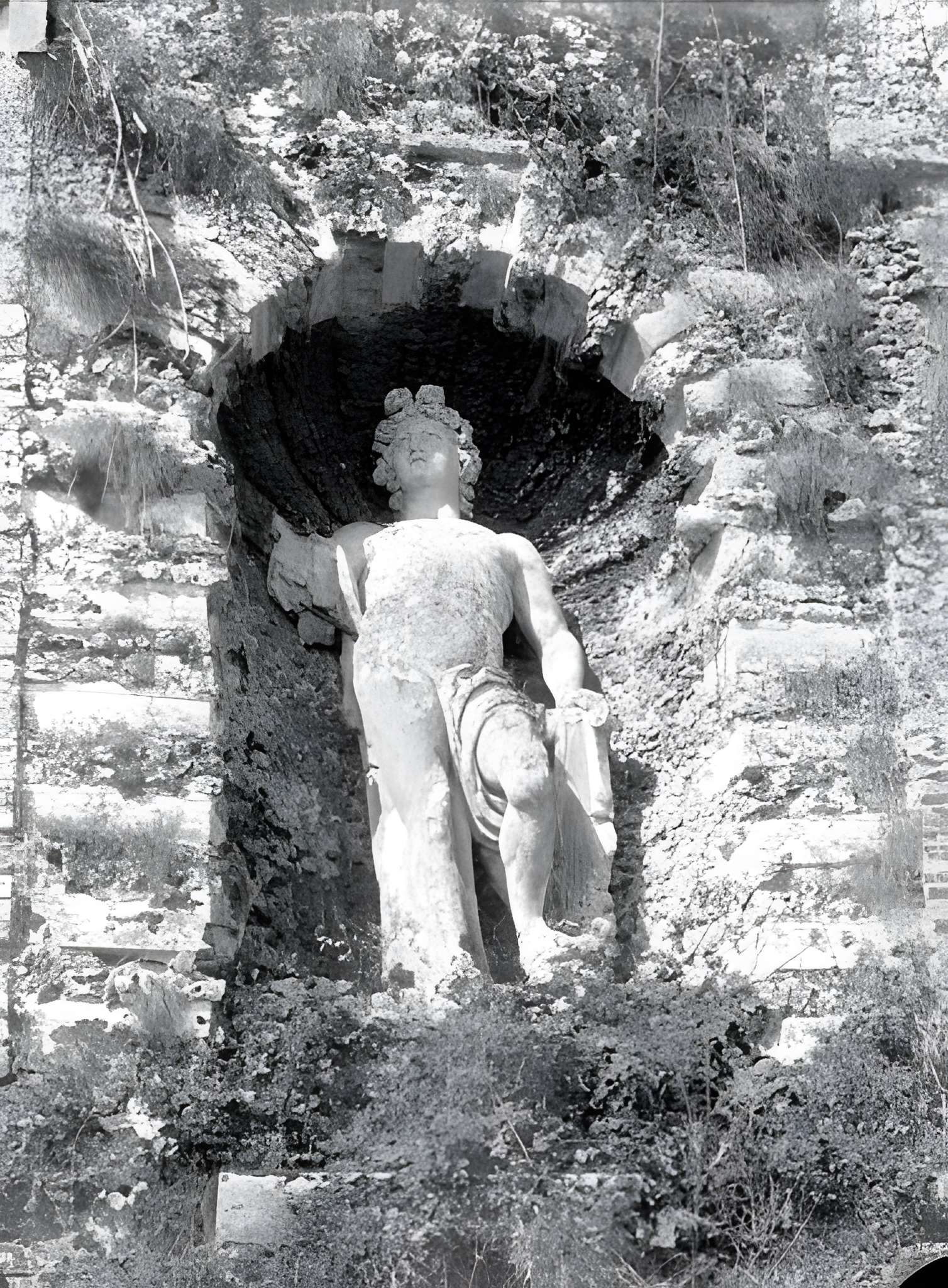 Terrasse et grotte de rocaille à Juvisy-sur-Orge