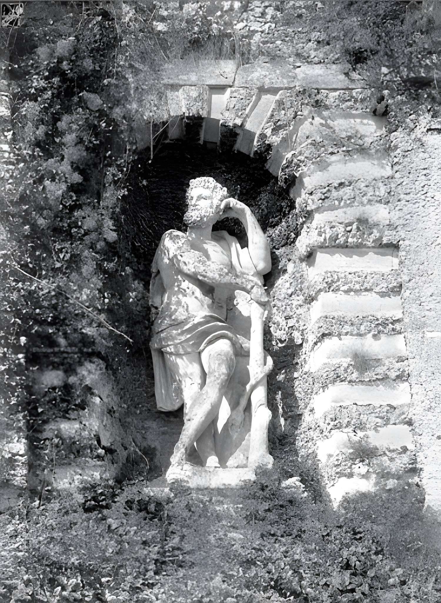 Terrasse et grotte de rocaille à Juvisy-sur-Orge