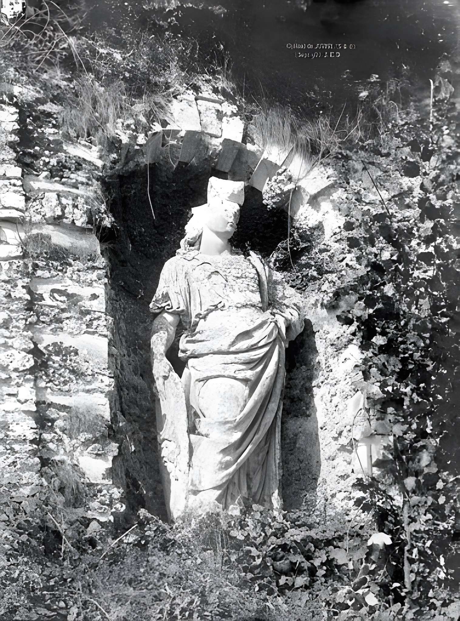 Terrasse et grotte de rocaille à Juvisy-sur-Orge