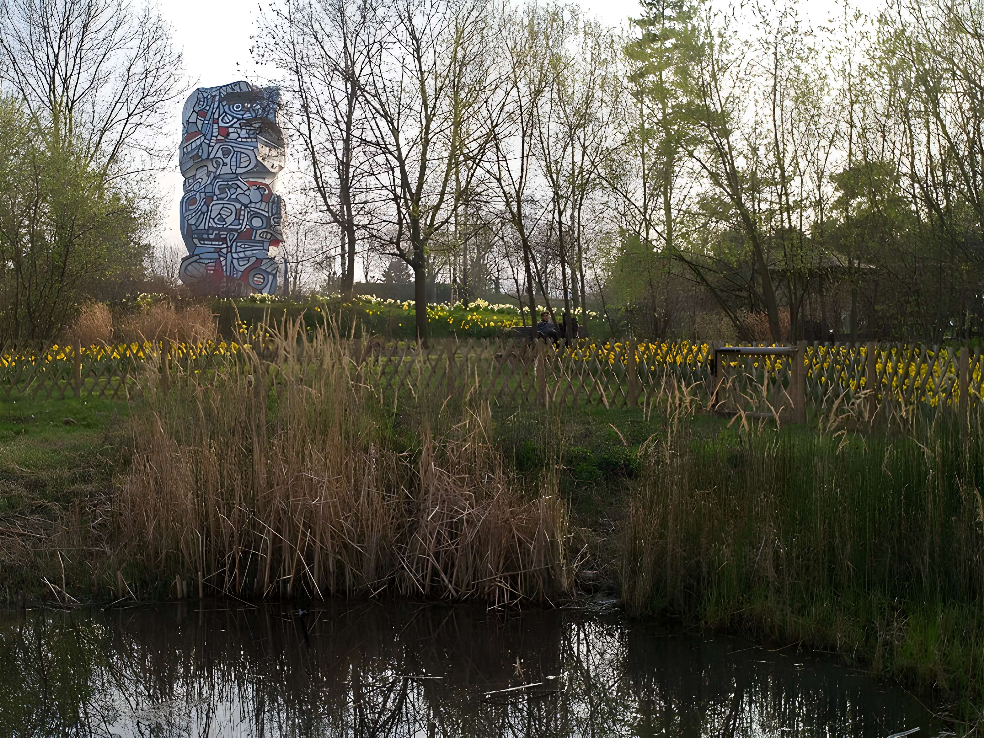 Tour aux Figures de Jean Dubuffet à Issy-les-Moulineaux 