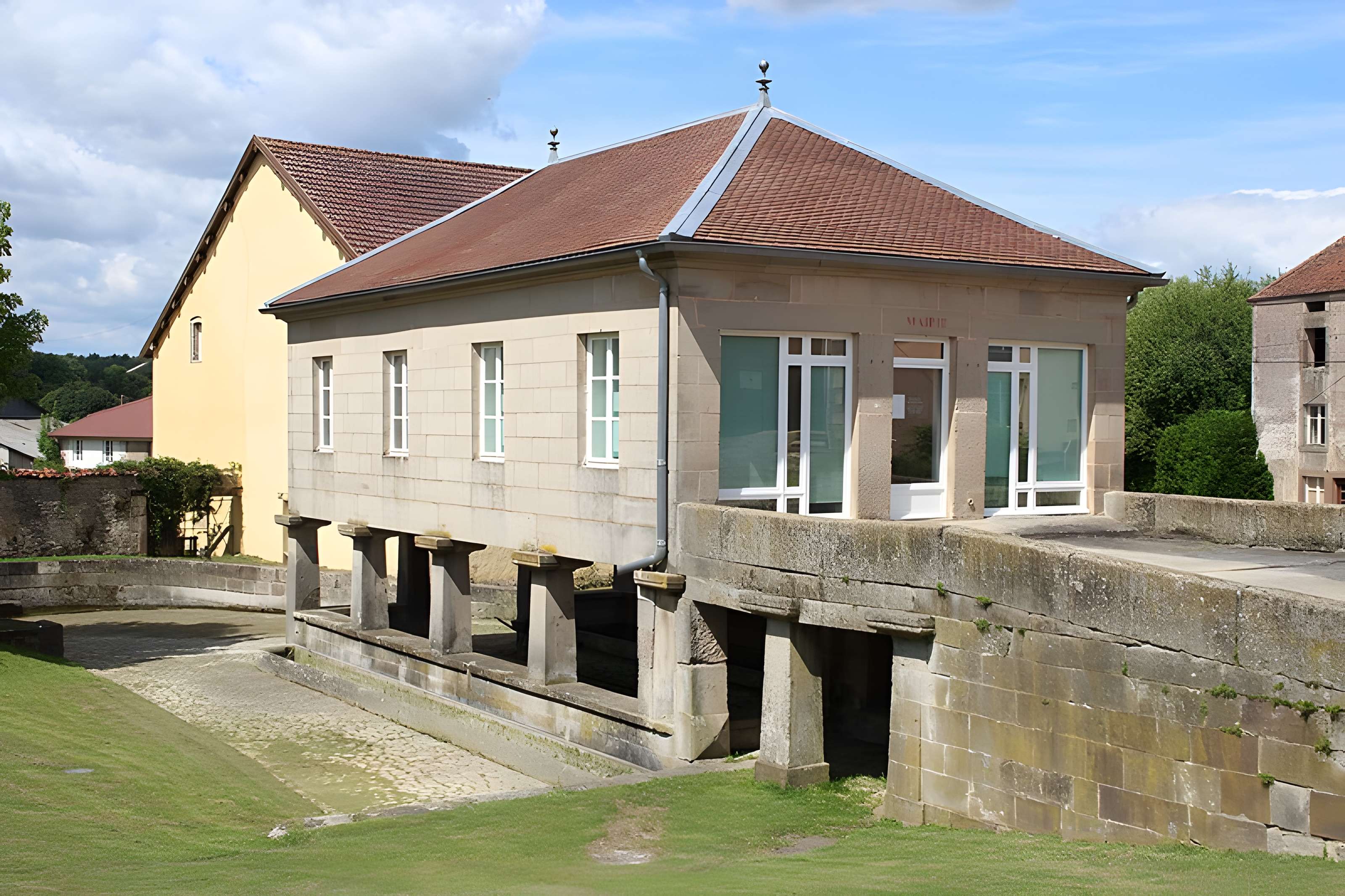 Mairie-lavoir de Mailleroncourt-Saint-Pancras