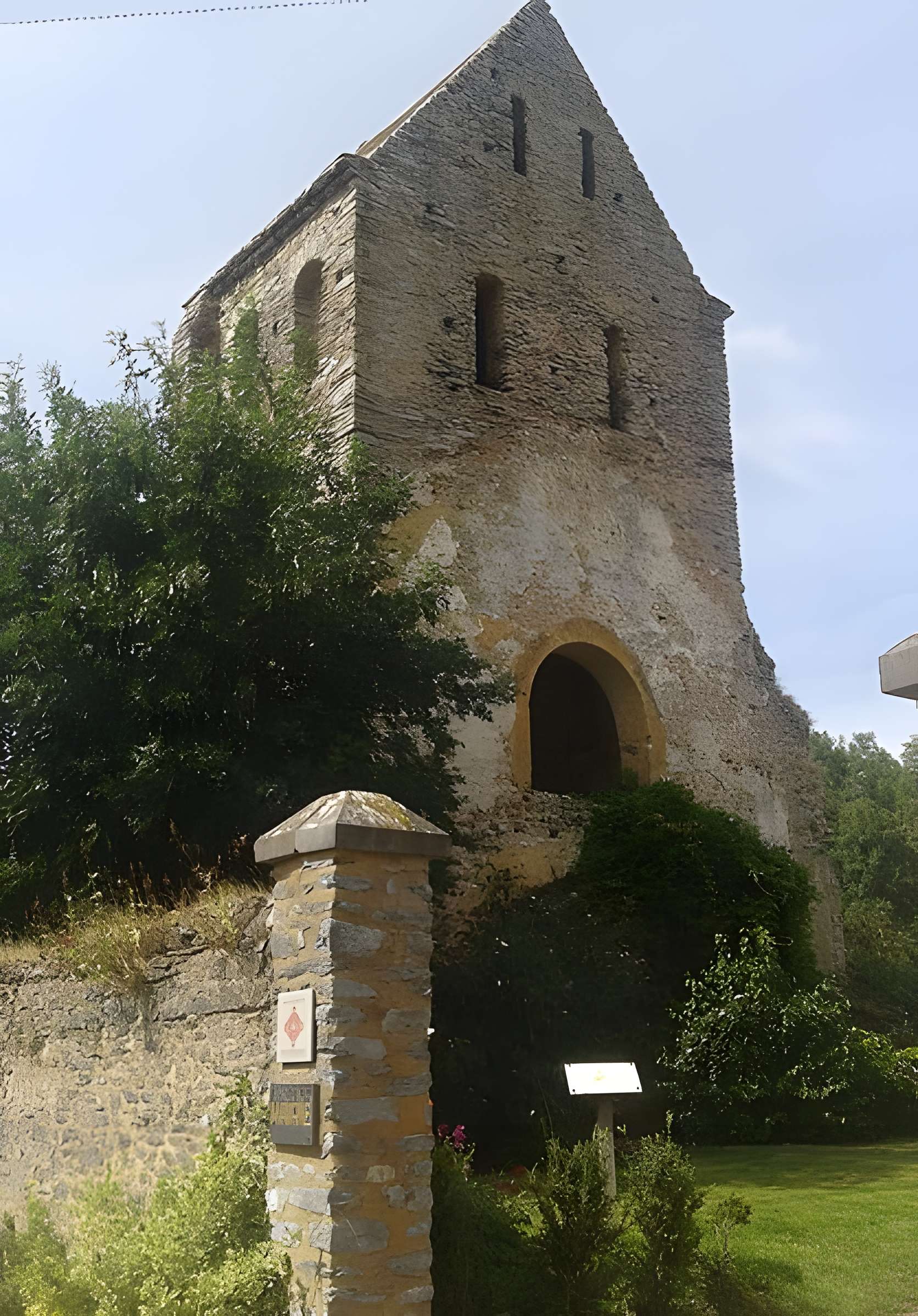 Tour de l'ancienne église de La Cropte 