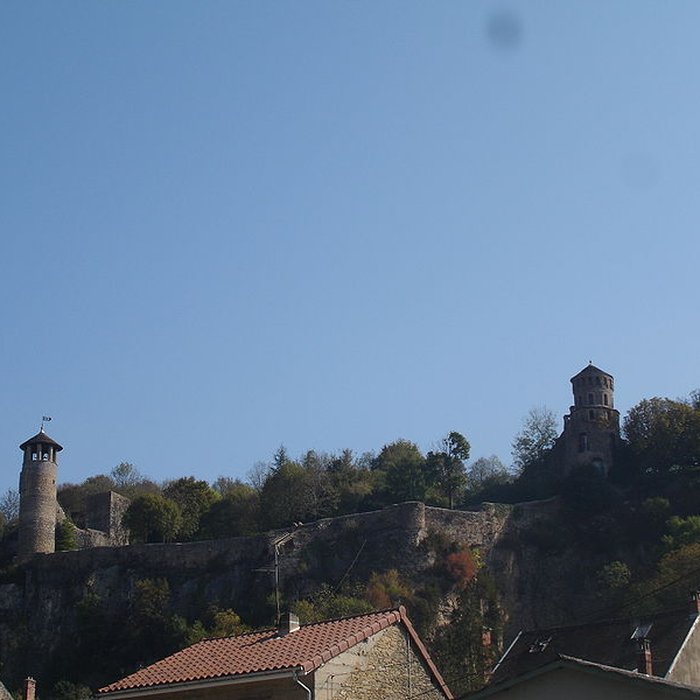 Photo de Tour de lHorloge et Tour Saint-Hippolyte de Crémieu
