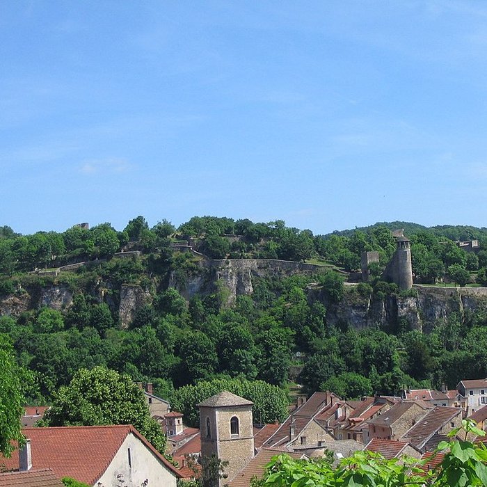 Photo de Tour de lHorloge et Tour Saint-Hippolyte de Crémieu