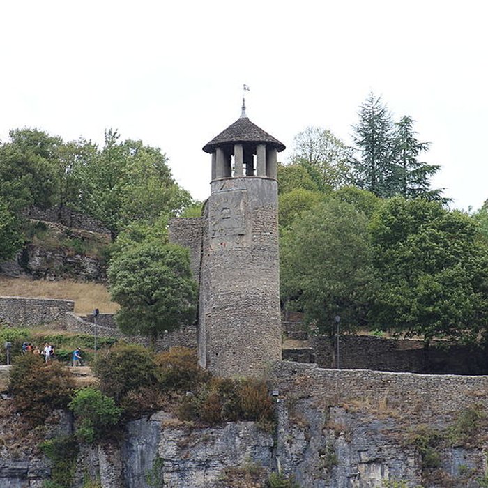 Photo de Tour de lHorloge et Tour Saint-Hippolyte de Crémieu