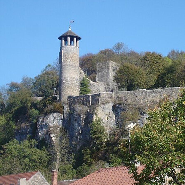 Photo de Tour de lHorloge et Tour Saint-Hippolyte de Crémieu