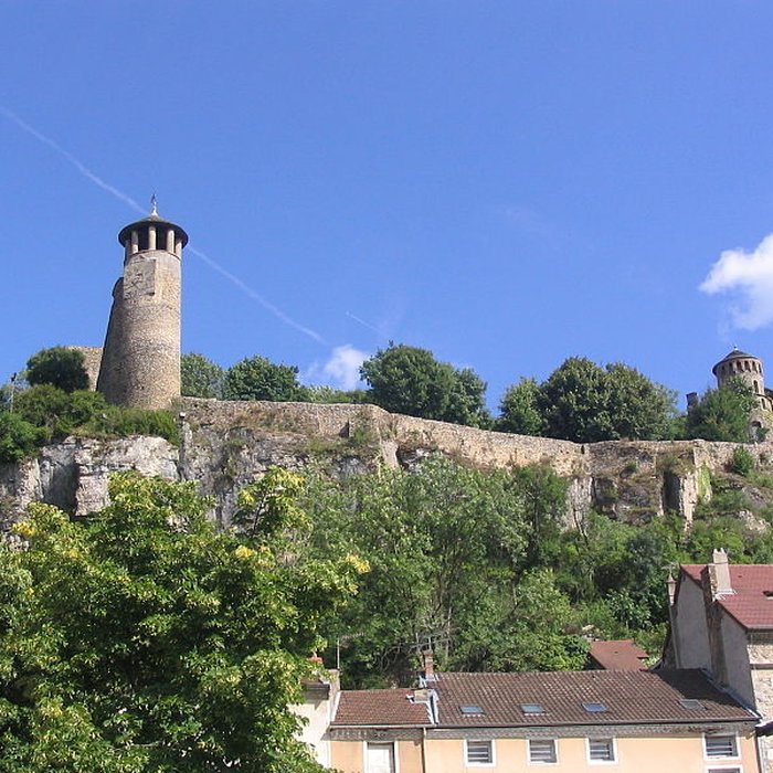 Photo de Tour de lHorloge et Tour Saint-Hippolyte de Crémieu