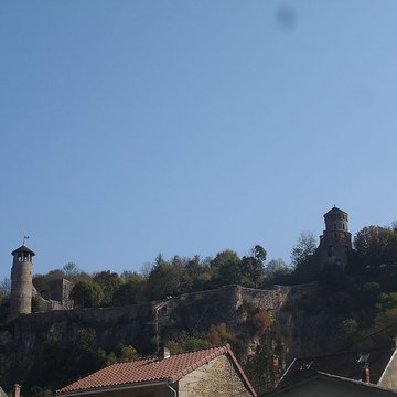 Tour de lHorloge et Tour Saint-Hippolyte de Crémieu