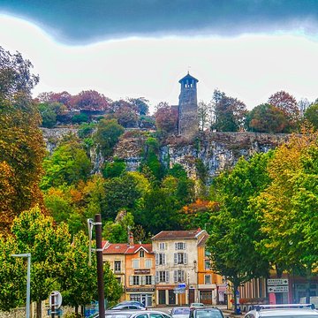Tour de lHorloge et Tour Saint-Hippolyte de Crémieu
