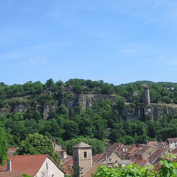 Tour de lHorloge et Tour Saint-Hippolyte de Crémieu