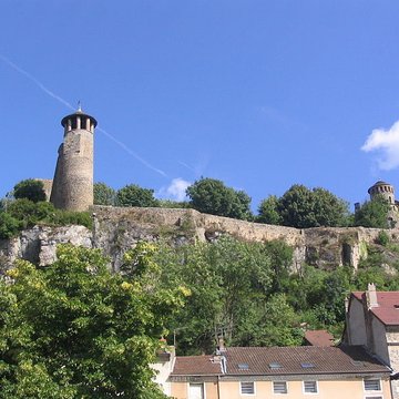 Tour de lHorloge et Tour Saint-Hippolyte de Crémieu