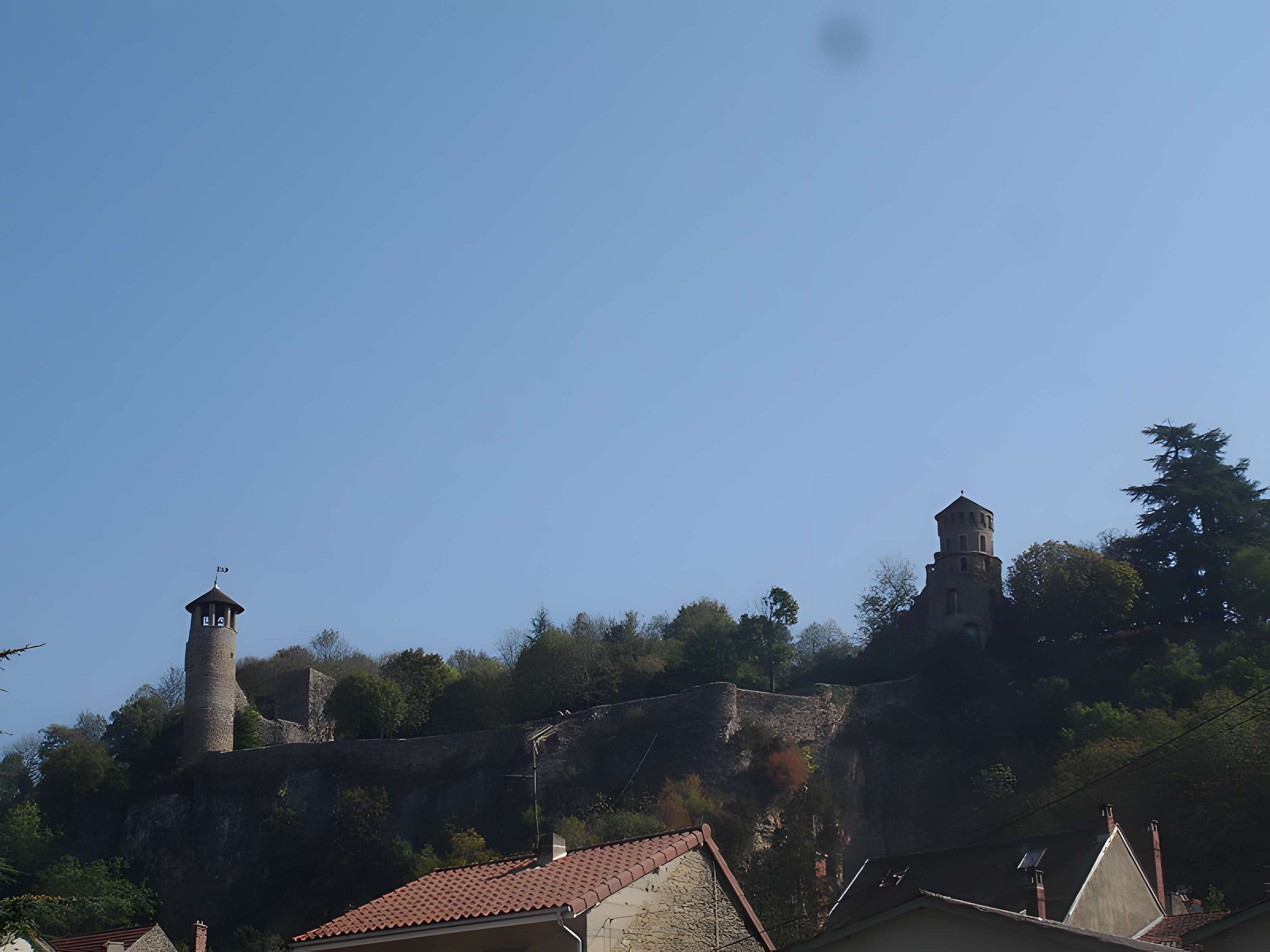 Tour de l'Horloge et Tour Saint-Hippolyte de Crémieu