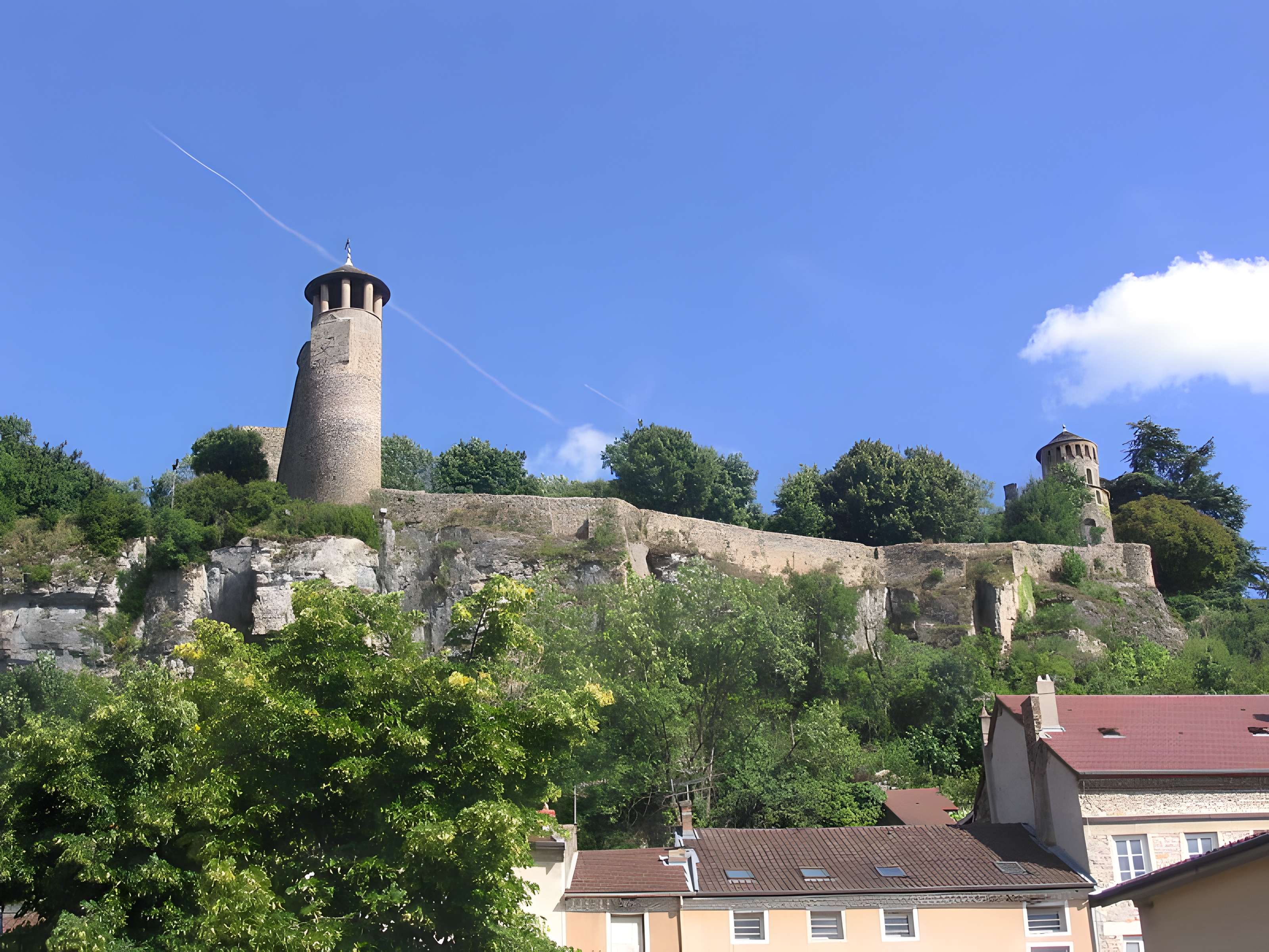 Tour de l'Horloge et Tour Saint-Hippolyte de Crémieu
