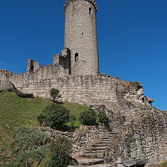 Photo de Tour de Piégut à Piégut-Pluviers