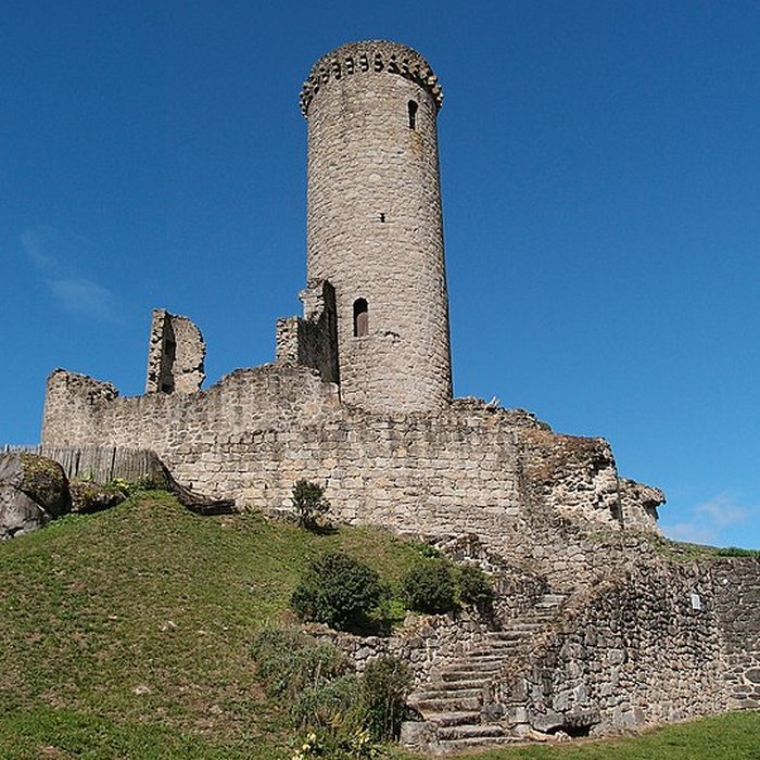 Photo de Tour de Piégut à Piégut-Pluviers
