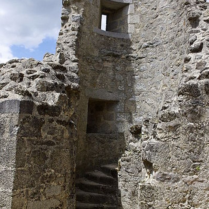 Photo de Tour de Piégut à Piégut-Pluviers