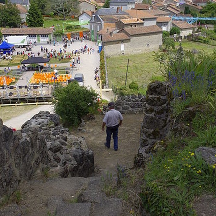 Photo de Tour de Piégut à Piégut-Pluviers