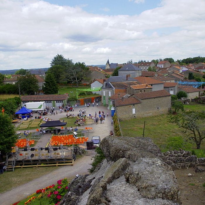 Photo de Tour de Piégut à Piégut-Pluviers