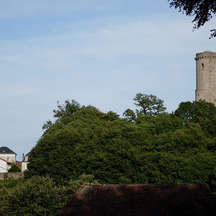 Photo de Tour de Piégut à Piégut-Pluviers