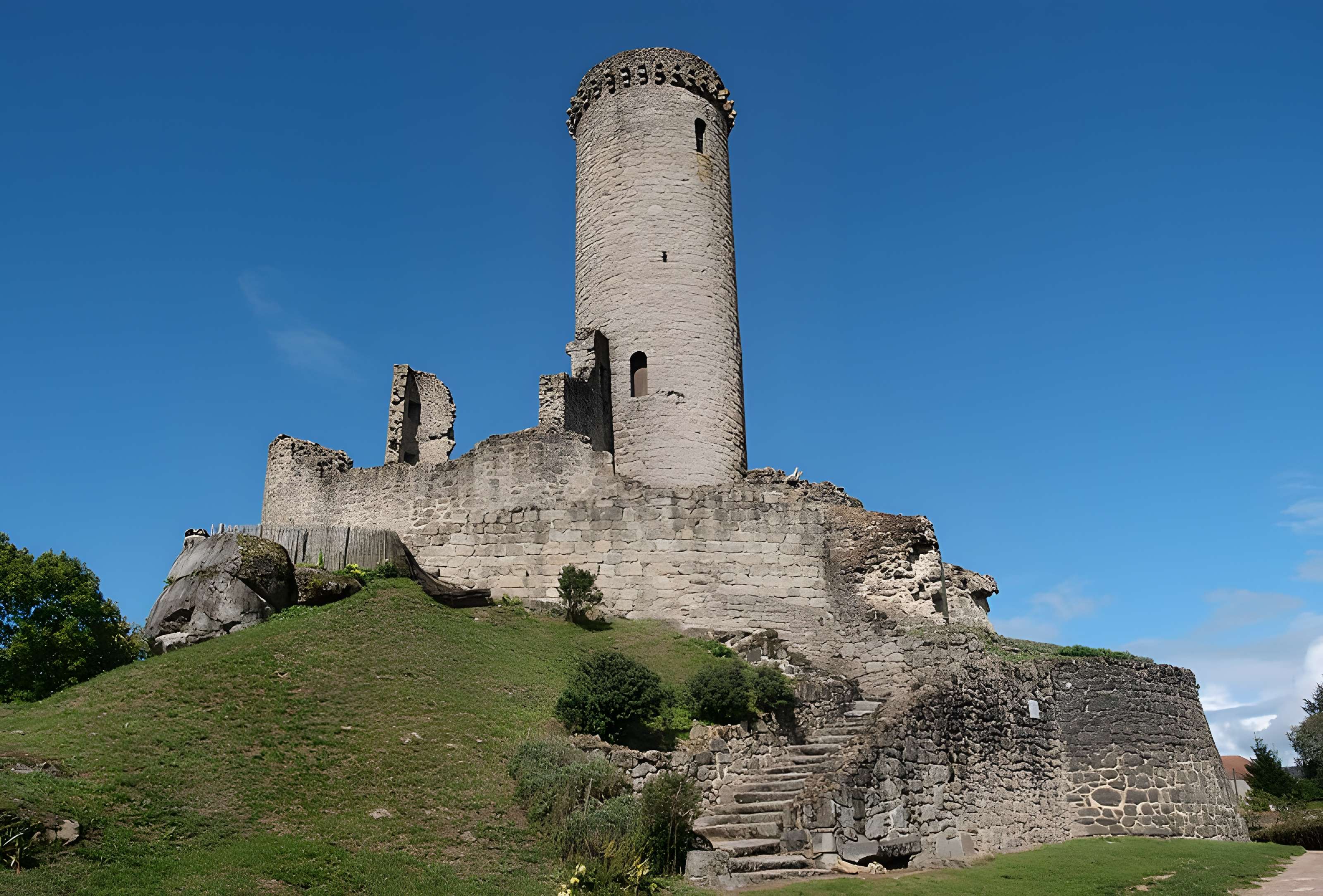 Tour de Piégut à Piégut-Pluviers