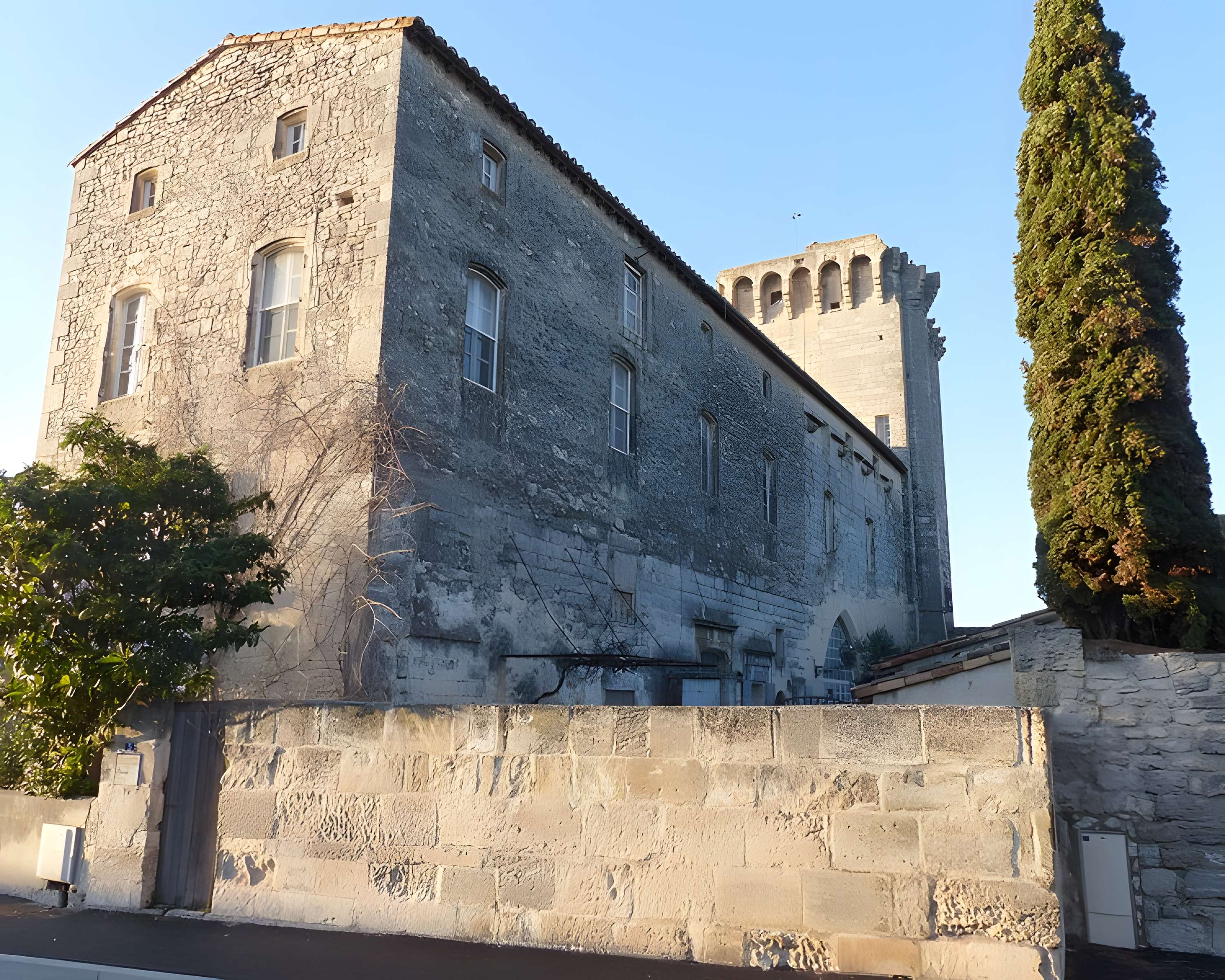 Tour des Abbés de Fontvieille