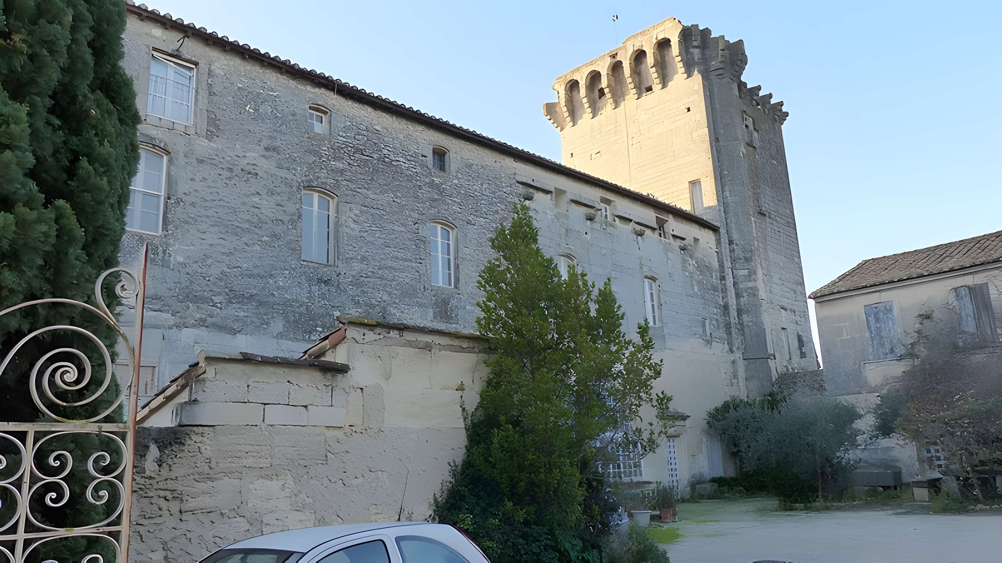 Tour des Abbés de Fontvieille