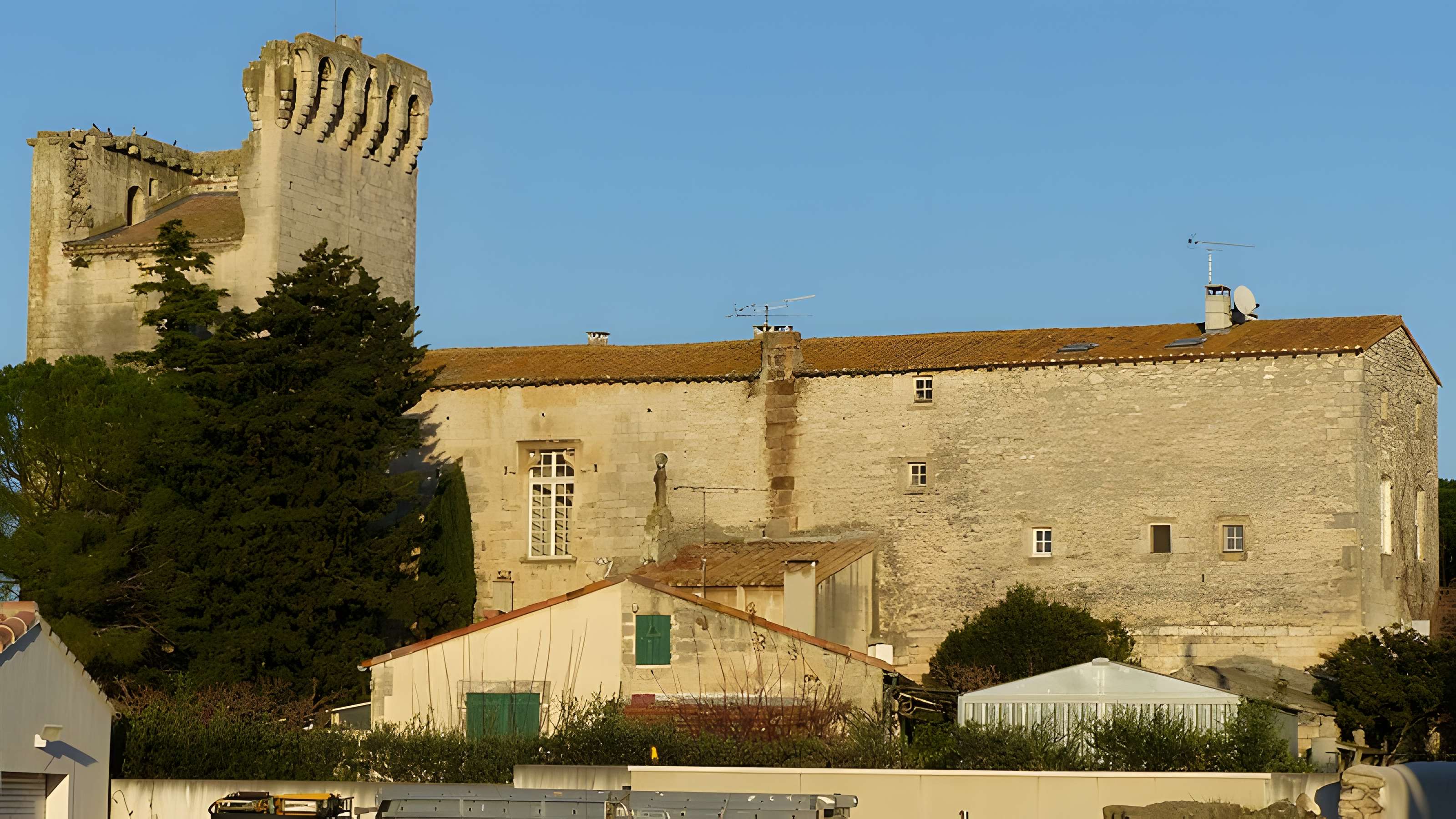 Tour des Abbés de Fontvieille