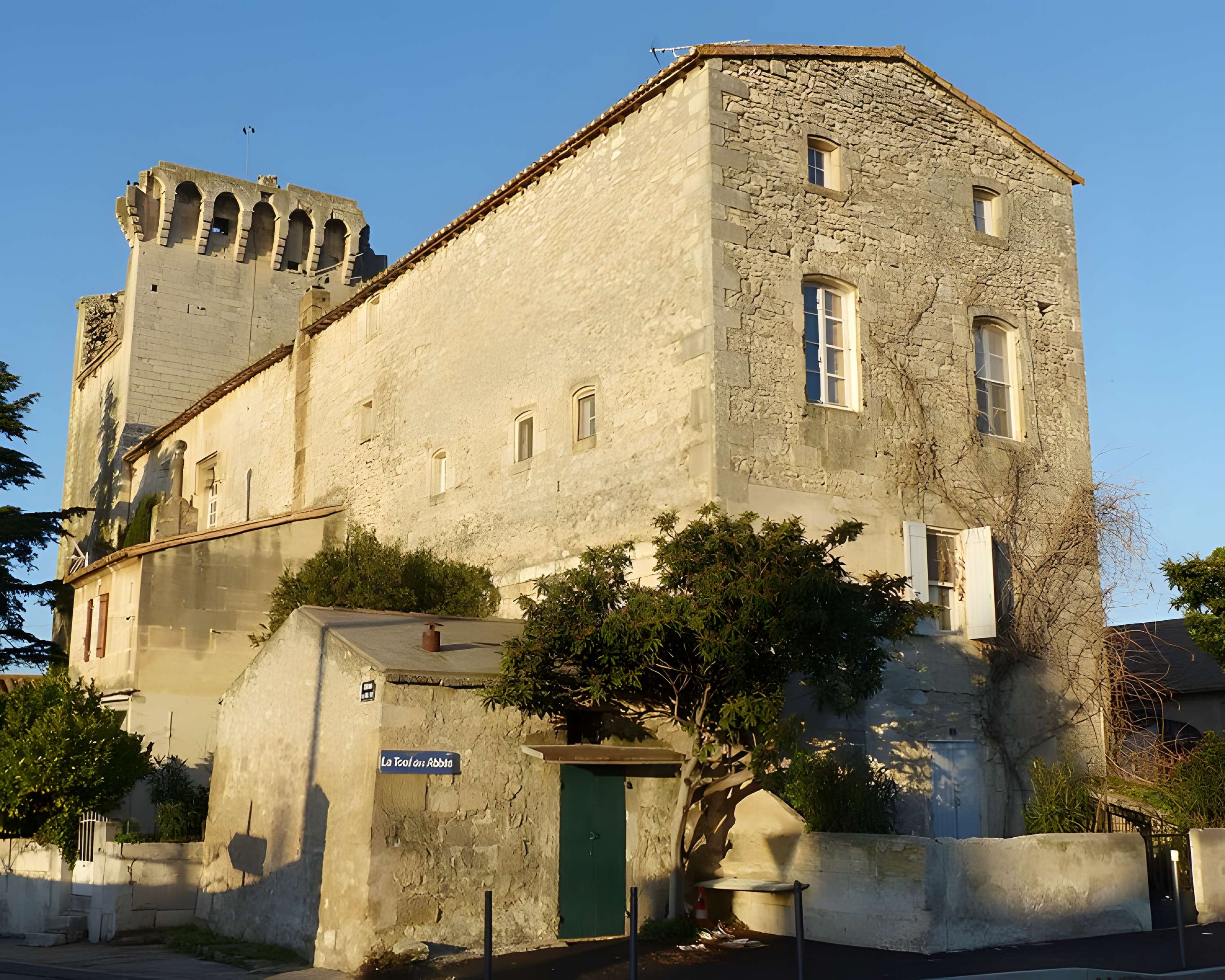 Tour des Abbés de Fontvieille