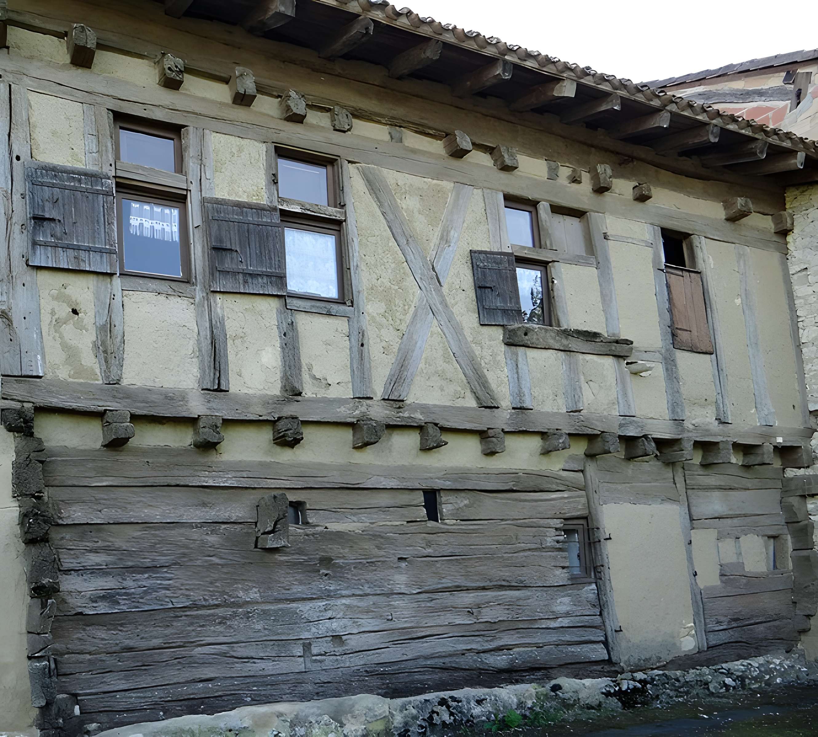 Maison à empilage de poutres, 59-62 Saint-Dizier à Cavarc