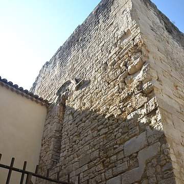 Tour du Moulin de lÉcole de Pernes-les-Fontaines