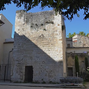 Tour du Moulin de lÉcole de Pernes-les-Fontaines