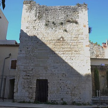 Tour du Moulin de lÉcole de Pernes-les-Fontaines