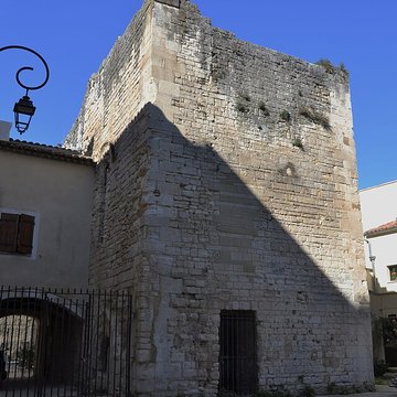 Tour du Moulin de lÉcole de Pernes-les-Fontaines