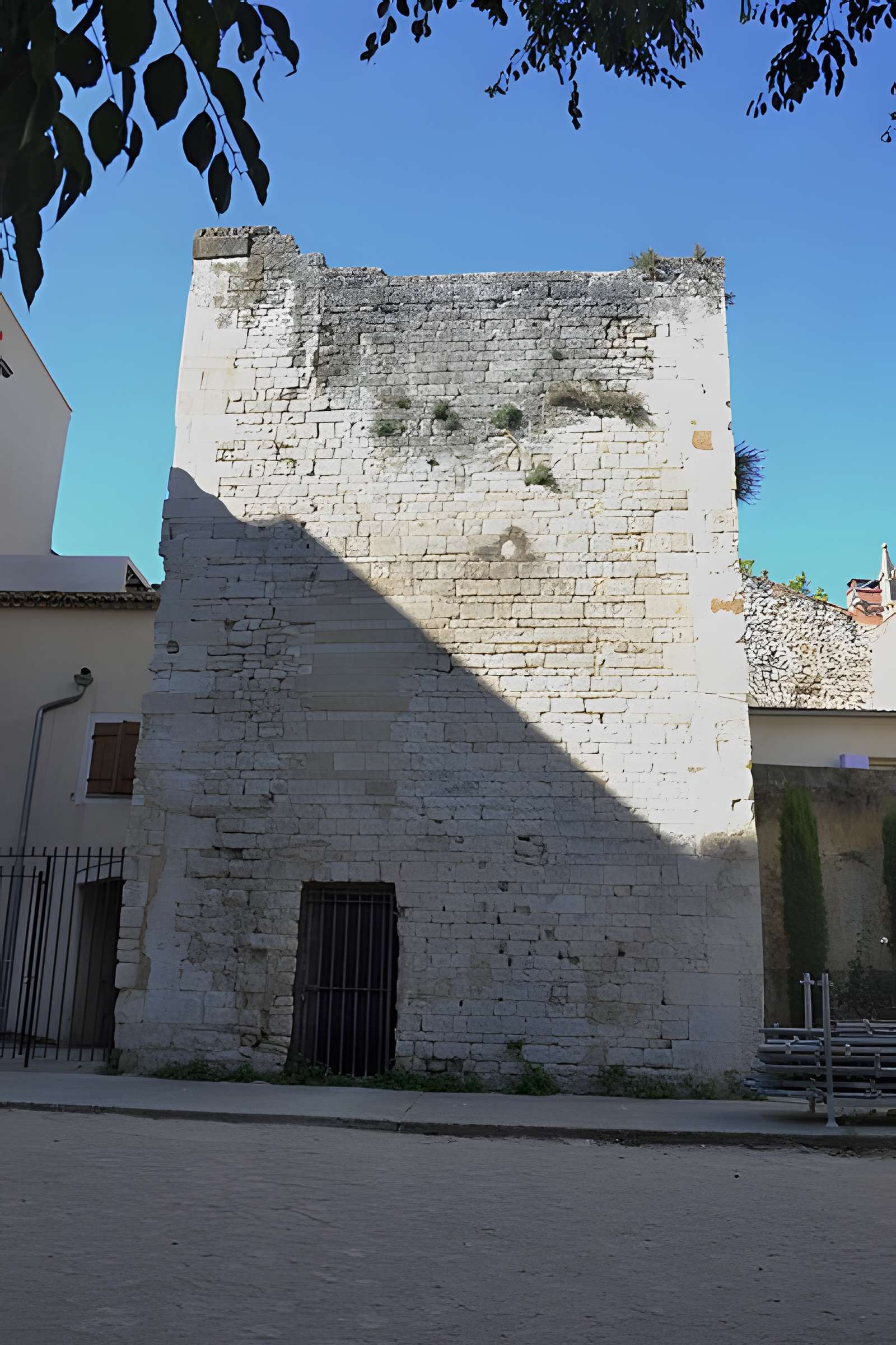Tour du Moulin de l'École de Pernes-les-Fontaines