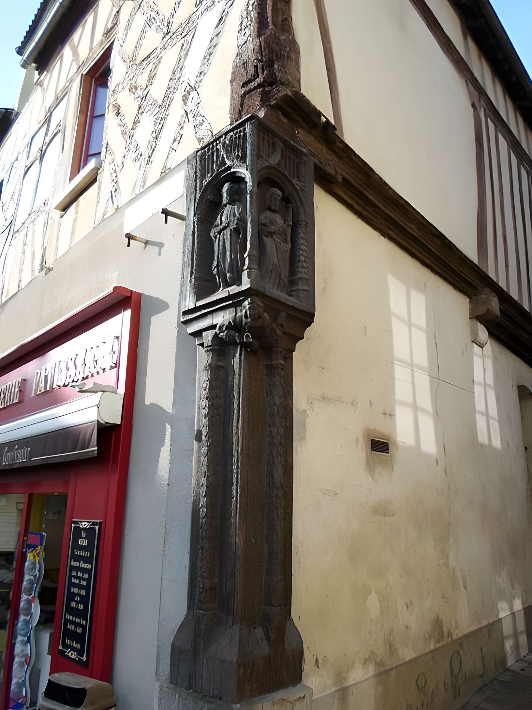 Maison au poteau Cornier à Saint-Julien-du-Sault